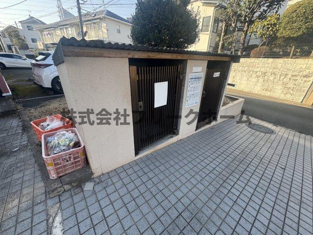 三鷹市井の頭１丁目のアパートのエントランス