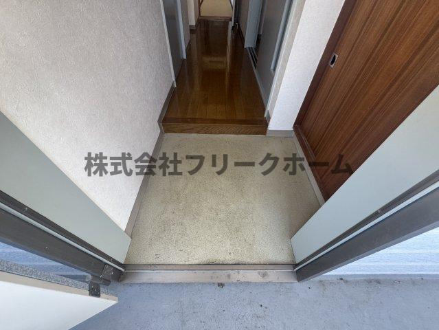 三鷹市井の頭１丁目のアパートの玄関