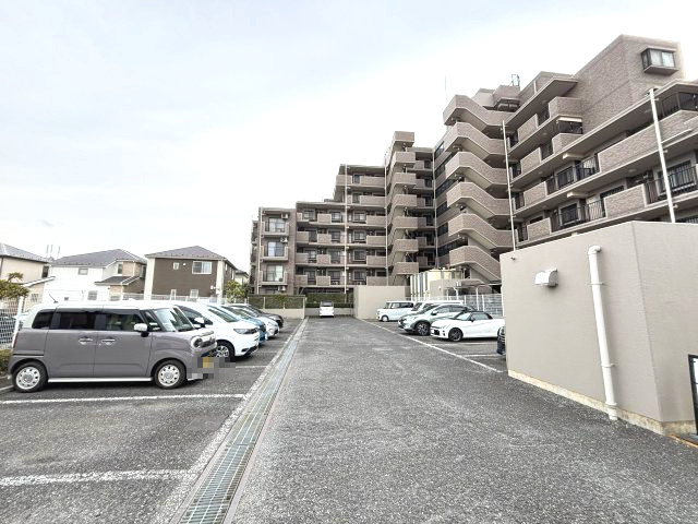 ライオンズガーデン狭山富士見の駐車場|敷地内駐車場です。