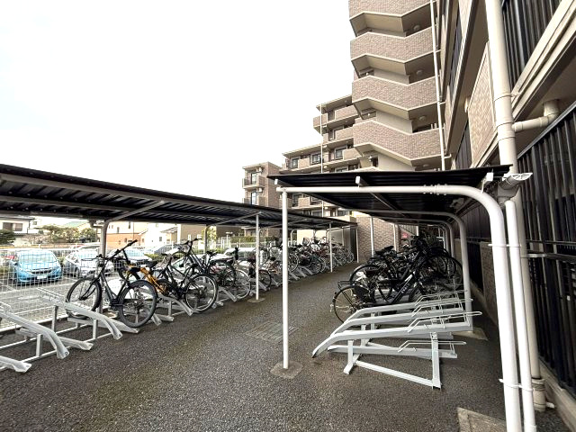 ライオンズガーデン狭山富士見の駐車場|敷地内駐輪所です。