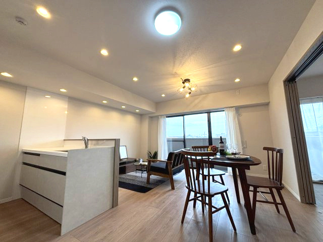 ライオンズガーデン狭山富士見の居間・リビング|照明もたくさんあり、明るいです。