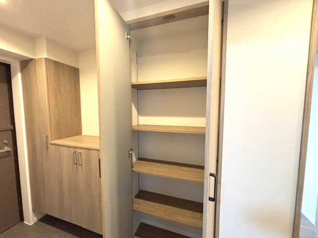 ライオンズガーデン狭山富士見の収納|廊下にも収納があり、片付けに便利です。