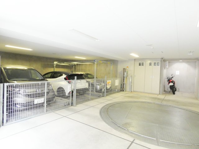 プライマル八王子横山町の駐車場