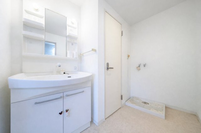 【独立洗面台】 | 東急西市ヶ尾ドエリングB棟 | ◆ご家族の1日が始まり、1日が終わりを締めくくる洗面空間。洗濯機を配置しても十分なスペースを確保した設計となっております。