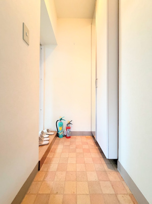 【玄関】 | 東急西市ヶ尾ドエリングB棟 | ◆光の渦が溢れた明るい玄関ホール。「おかえり」と「ただいま」が交差するお家の顔とも言える場所は爽やかで心地良い空間となっています。すっきり片付いた玄関で来客時にも自信が持てそう。