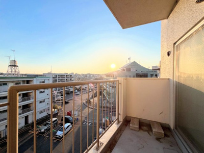 【展望】 | 東急西市ヶ尾ドエリングB棟 | ◆気持ちのいい空が見渡せる広いバルコニー。爽やかな風を感じて、心躍る素敵な暮らしがはじまります。通風・採光にも優れ、心地よい光と風があふれています♪