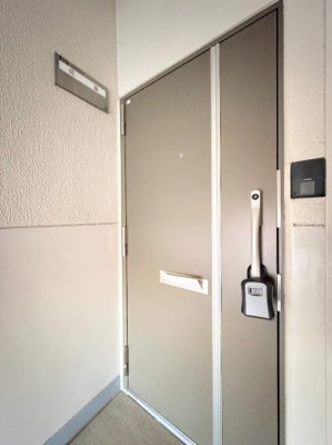 【玄関】 | 東急西市ヶ尾ドエリングB棟 | ◆清潔感のある白を基調とした落ち着ける空間。小窓をもうけていますので、こもりやすい空気の入れ替えも簡単に行えますね！