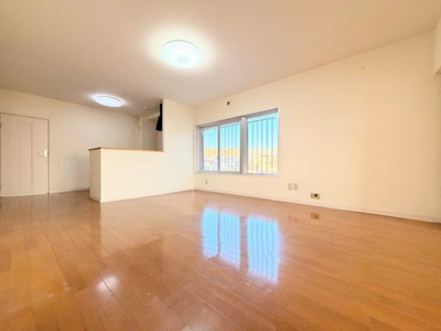 【居間・リビング】 | 東急西市ヶ尾ドエリングB棟 | ◆広々としたリビング・ダイニングは、シックでモダンな内装。落ち着いた雰囲気に包まれて、伸びやかな空間のなかで、ゆったりと家族団らんのひとときを過ごせます。