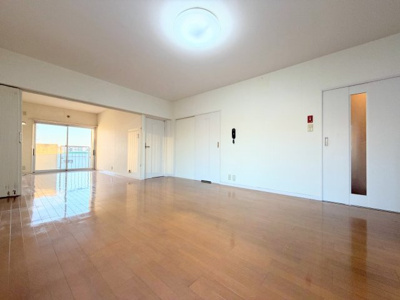 【居間・リビング】 | 東急西市ヶ尾ドエリングB棟 | ◆柔らかな色合いのフローリングと清潔感のあふれる白のクロスが明るい空間を創り出しているリビングダイニング。家族の集まる憩いの場にふさわしいです。