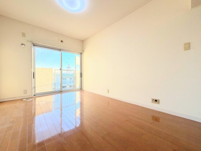 【洋室】 | 東急西市ヶ尾ドエリングB棟 | ◆柔らかい陽光が差し込む明るいお部屋を演出する設計。彩光の取れる窓が気持ちの良いお部屋を創り上げます。