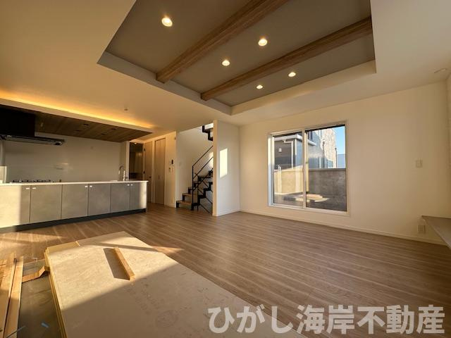藤沢市片瀬山１丁目　新築戸建　全３棟の居間・リビング|18.9帖　LDK