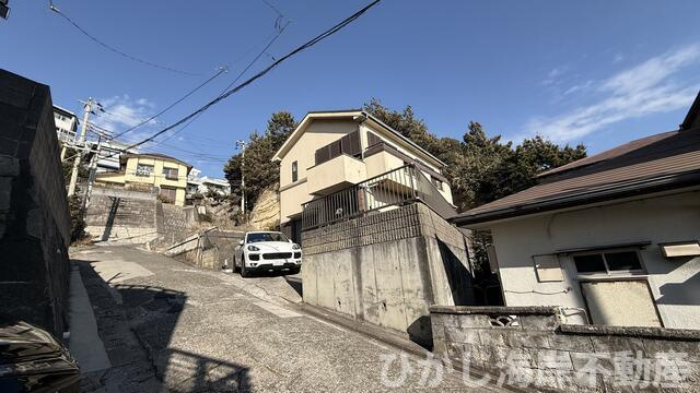 鎌倉市腰越１丁目　中古戸建の前面道路含む現地写真| 現地外観