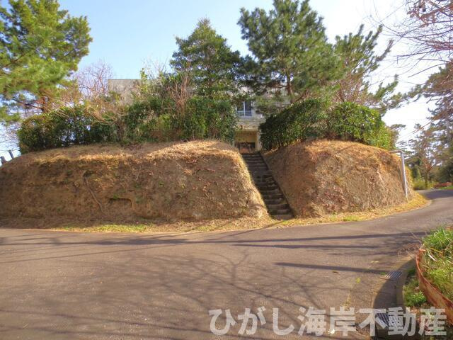 鎌倉市津西2丁目　売地の前面道路含む現地写真|  現地外観
