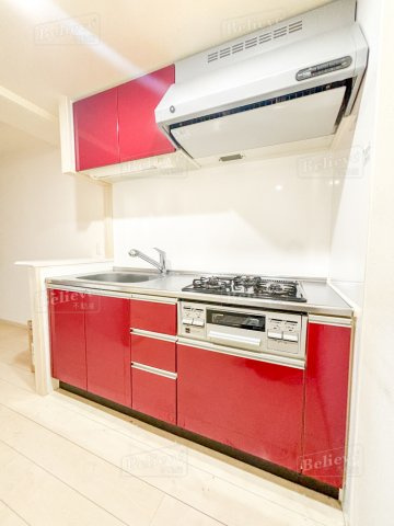 グランドウェルストーンのキッチン|3口コンロ・グリル付きの使いやすいシステムキッチンです♪