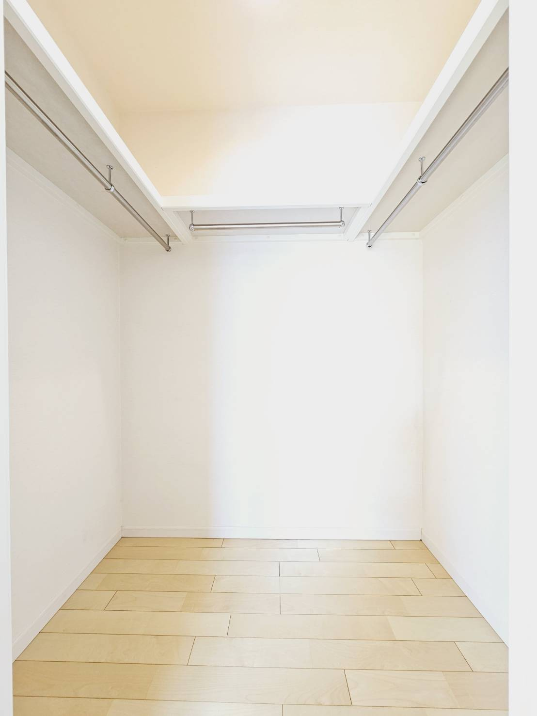 京地３丁目戸建の収納|■2階洋室約8帖のウォークインクローゼット