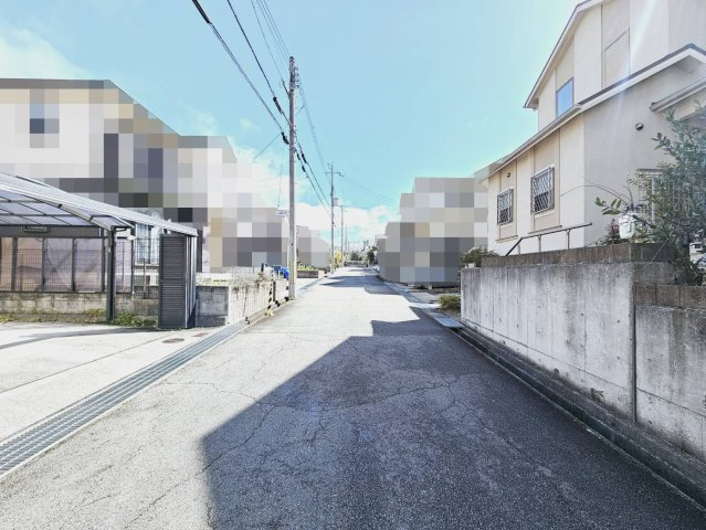 京地３丁目戸建の前面道路含む現地写真|■前面道路幅員約6ｍに間口約12.3m接面