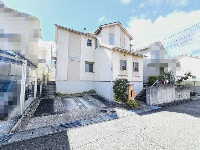 京地３丁目戸建の外観|■土地約51坪・建物約32坪。陽光があたる広い庭付。■カースペース並列2台