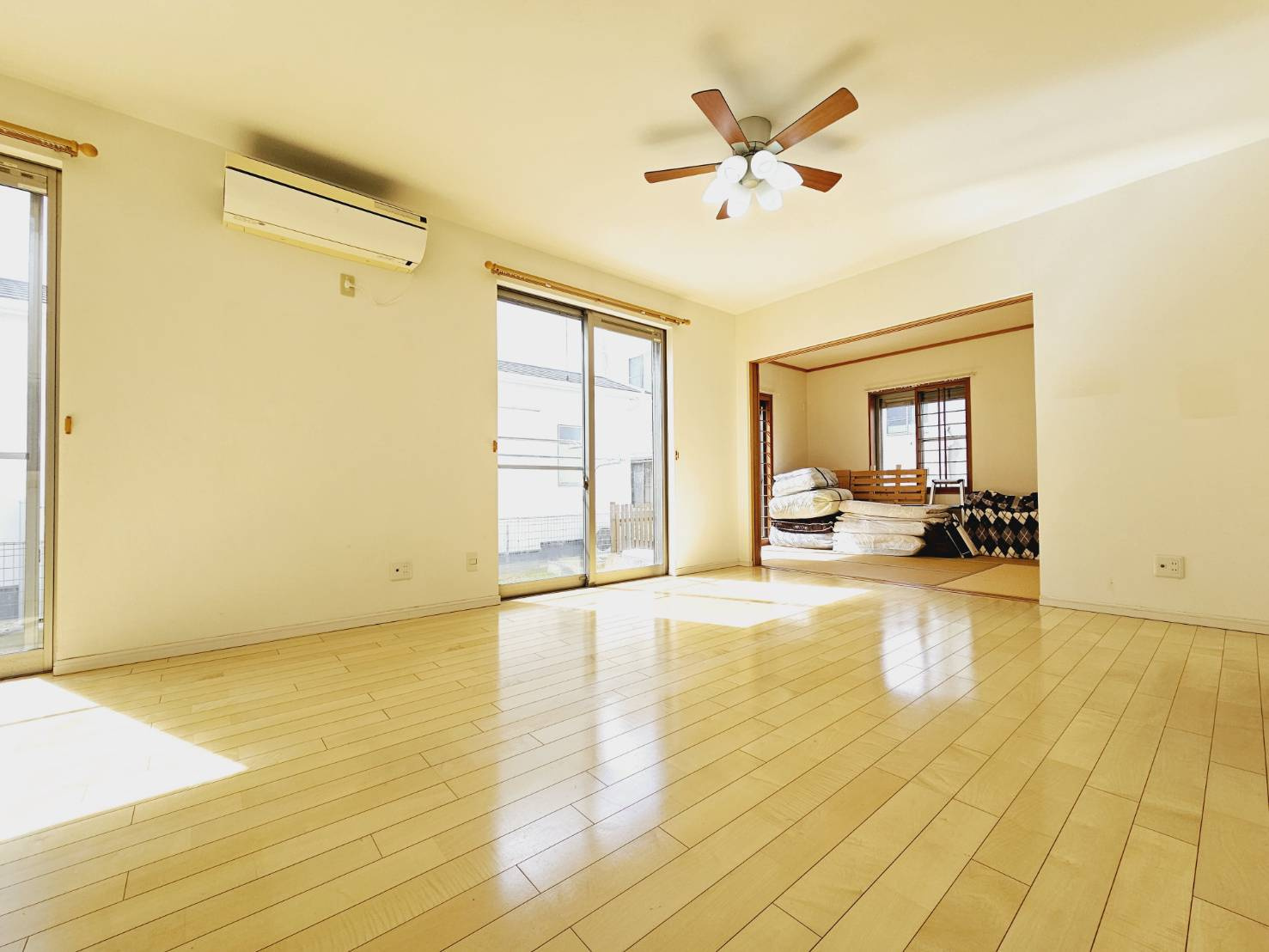 京地３丁目戸建の居間・リビング|■LDK約18.1帖＋奥に和室約6帖の合計約24.1帖の開放空間