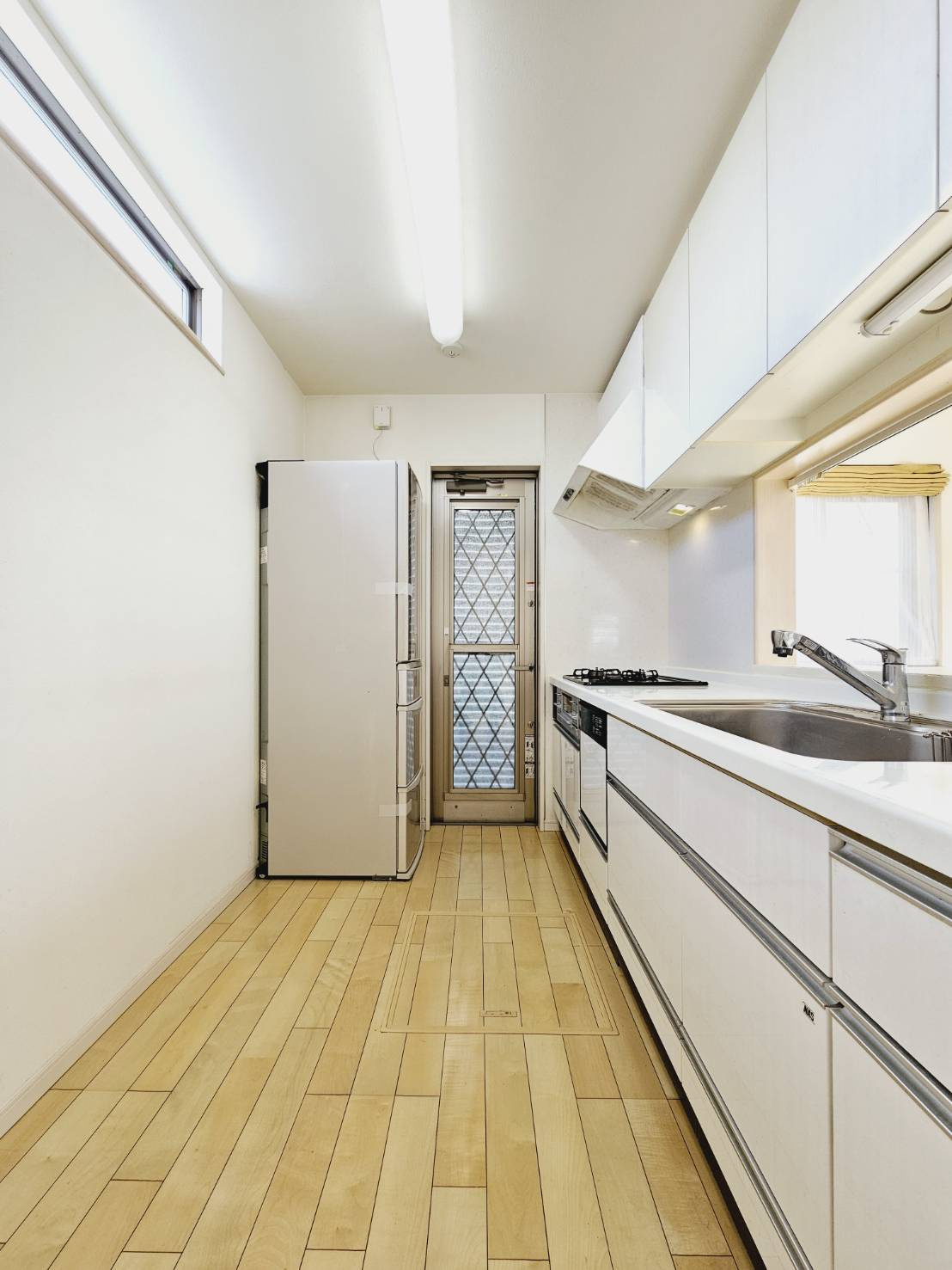 京地３丁目戸建のキッチン|■食器洗浄乾燥機■3口ガスコンロ・グリル付■レンジフード■床下収納＋勝手口