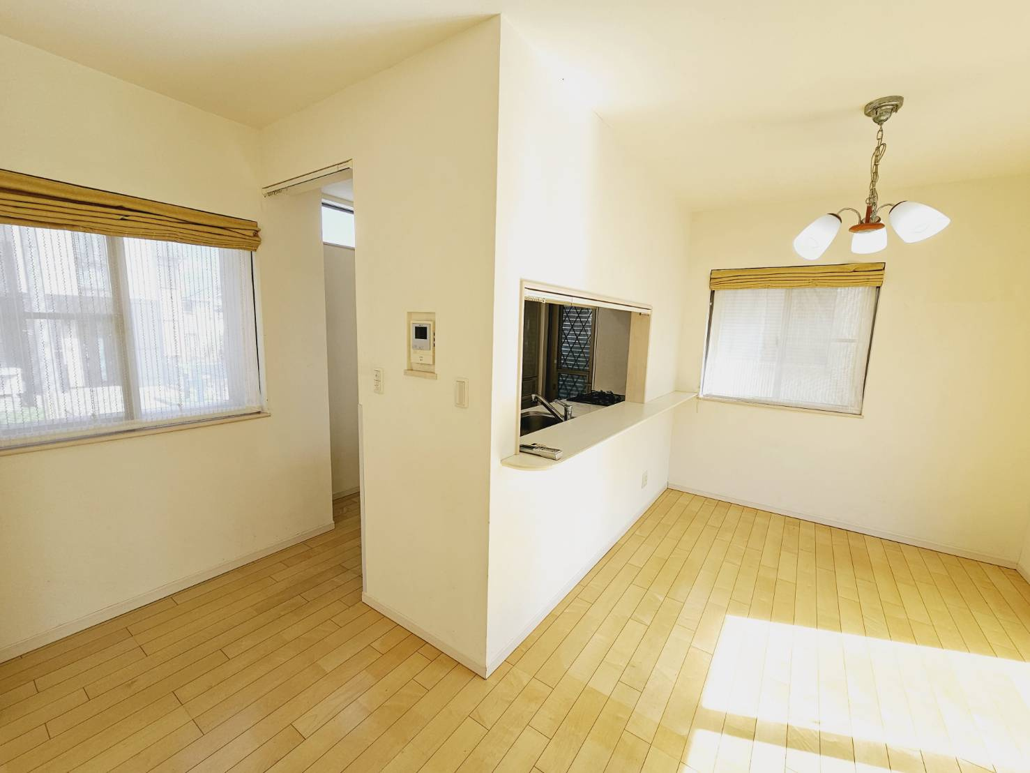 京地３丁目戸建のキッチン|■会話弾む対面システムキッチン■ダイニングスペース