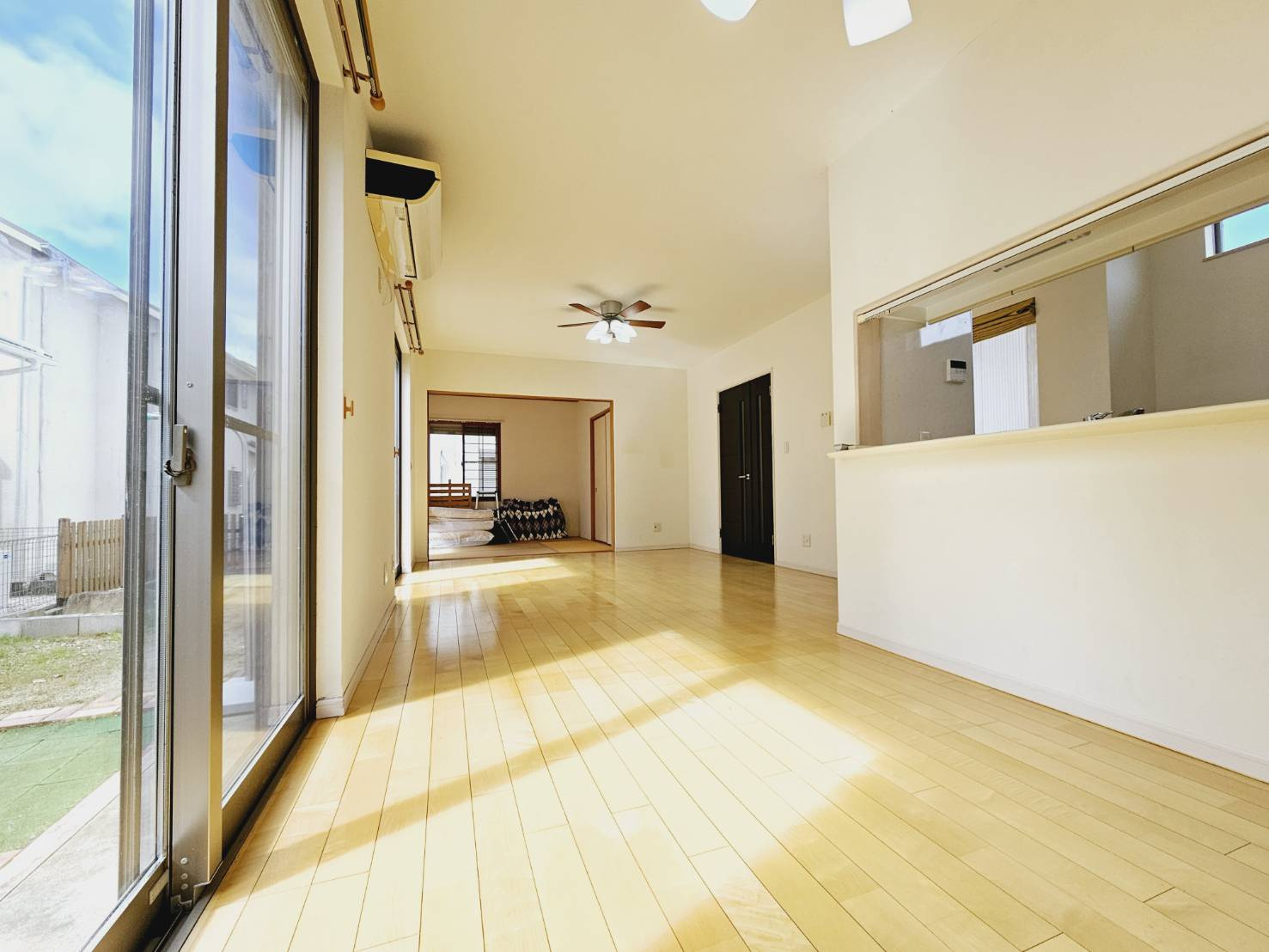 京地３丁目戸建の居間・リビング|■LDK約18.1帖＋奥に和室約6帖の合計約24.1帖の開放空間