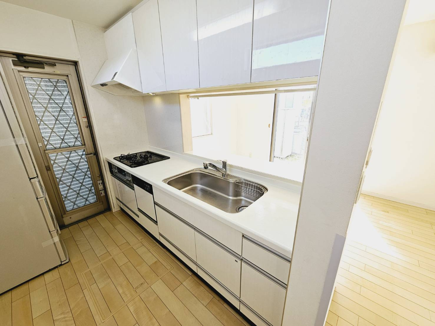 京地３丁目戸建のキッチン|■食器洗浄乾燥機■3口ガスコンロ・グリル付■レンジフード■床下収納＋勝手口