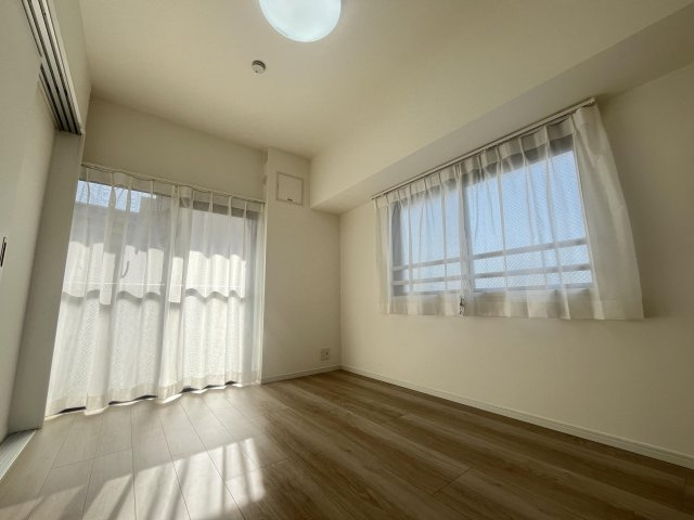 【洋室】 | 三愛シティライフ白木原 | 5.9帖の洋室。南側のバルコニーに面した明るい洋室で換気や採光ばっちりです