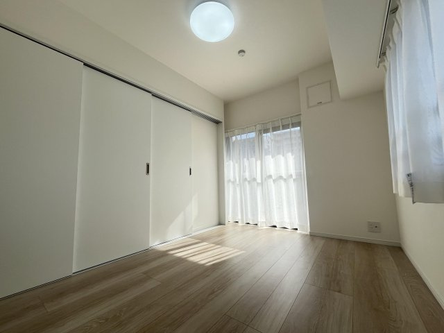 【洋室】 | 三愛シティライフ白木原 | LDKとは引き戸でフラットにつながっているので開け放してリビングの一部にすることもできます