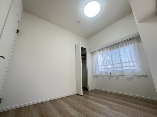 【洋室】 | 三愛シティライフ白木原 | 5.4帖の洋室。全室窓が付いているので開放感があります。収納スペースも設けられています