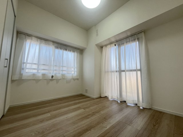 【洋室】 | 三愛シティライフ白木原 | 5帖の洋室。専用のバルコニー付きの明るいお部屋です