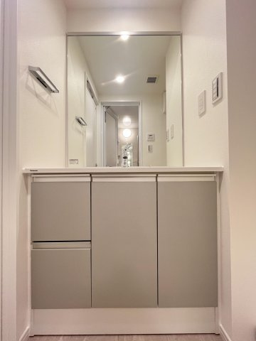 【独立洗面台】 | 三愛シティライフ白木原 | 洗面所は３面鏡で鏡の裏まで収納がありますので、物が沢山入ります