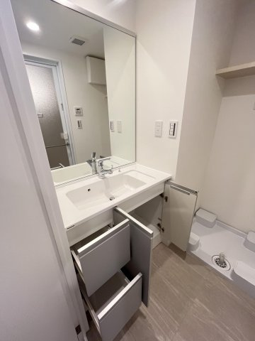 【独立洗面台】 | 三愛シティライフ白木原 | 鏡裏、洗面台下部など収納スペースがたっぷり設けられているので細々した物もスッキリ片づけられます