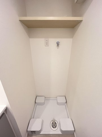 【ランドリースペース】 | 三愛シティライフ白木原 | 洗濯機置き場の上部のスペースには洗剤等を置ける棚が設置されています