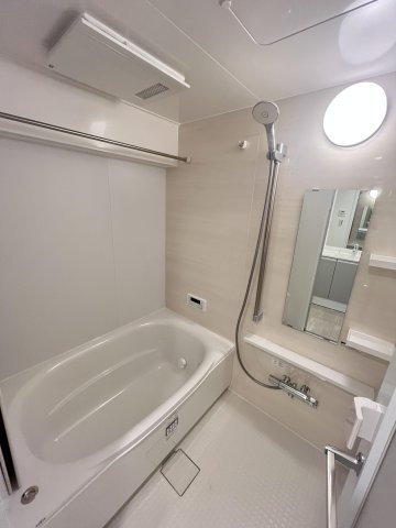 【浴室】 | 三愛シティライフ白木原 | 浴室乾燥機付なので雨の日のお洗濯に活躍するのはもちろん、浴室をカラリと乾燥させられるのでカビ対策にも