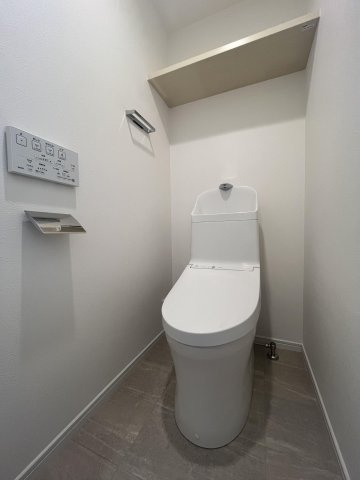 【トイレ】 | 三愛シティライフ白木原 | 冬は便座も温水も温かく快適なシャワー付トイレ。上部には収納を設置◎