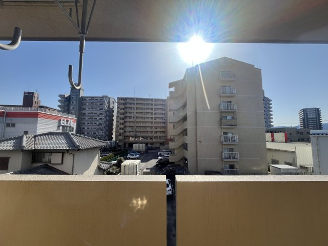 【展望】 | 三愛シティライフ白木原 | 南向きのバルコニーは陽当り良好で、たっぷりのお洗濯物もよく乾きます。屋根付きなのも嬉しいポイント