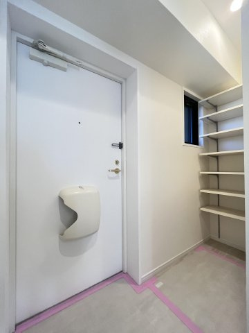 【玄関】 | 三愛シティライフ白木原 | 玄関には収能力の高いシューズボックスがセットされています