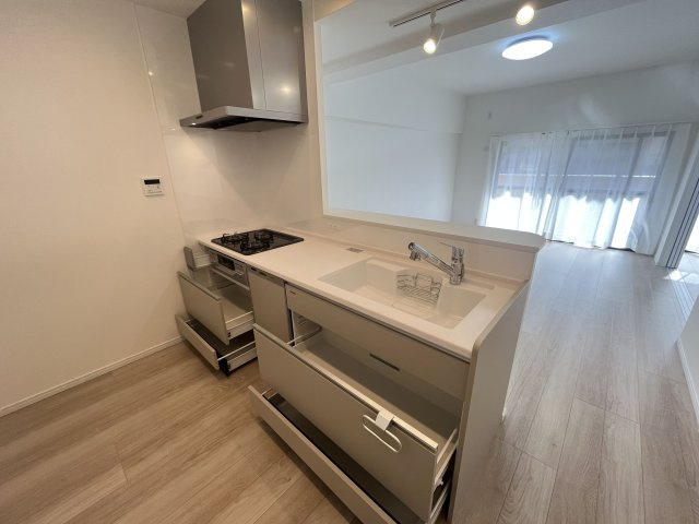 【キッチン】 | 三愛シティライフ白木原 | お料理をしながら会話を楽しめるカウンターキッチンです。たっぷりの引出収納付き