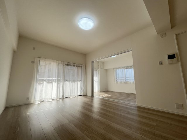 【居間・リビング】 | 三愛シティライフ白木原 | 大きな窓のあるLDKは明るさたっぷり。食事のときも、くつろぎの時間も楽しい家族の時間をすごせそうです