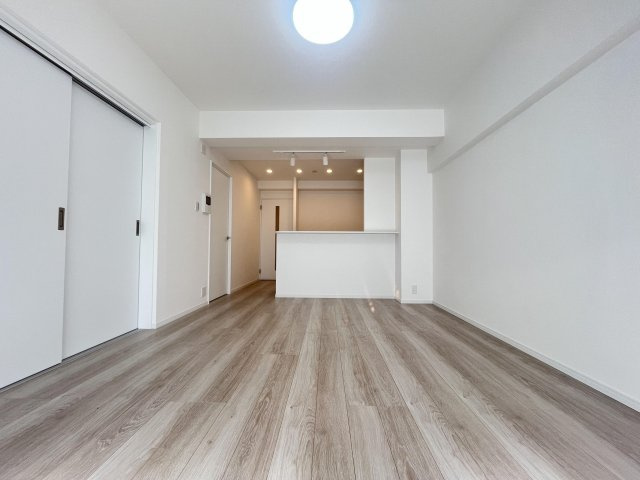 【居間・リビング】 | 三愛シティライフ白木原 | リビングはダイニングテーブルを置いても、ソファなども置けるスペースがあります