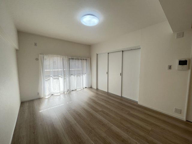 【居間・リビング】 | 三愛シティライフ白木原 | 南側バルコニーに面しているため、太陽の明かりを感じることが出来ます