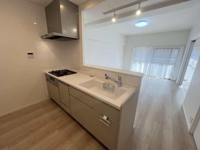 【キッチン】 | 三愛シティライフ白木原 | キッチンは背面スペースが広くとってあるので、冷蔵庫などの家具を置いても空間にゆとりがあります