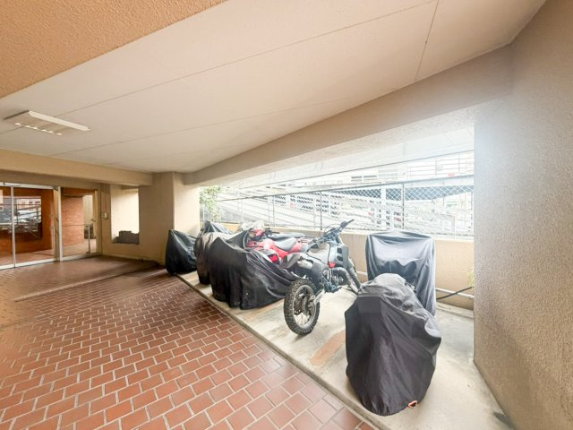 三旺ポートタウンのロビー|バイク置き場