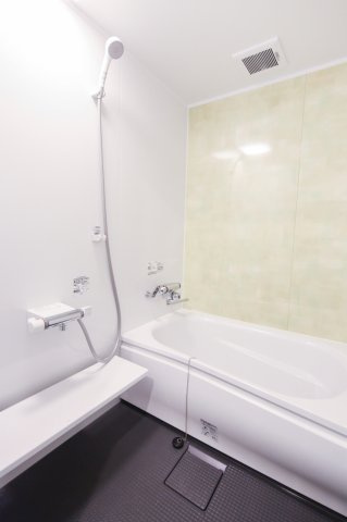 わんにゃんハウス国分寺の浴室|脚をゆったりと伸ばして入ることのできる浴槽も一人暮らしでは味わえない贅沢な暮らし。