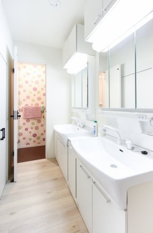 わんにゃんハウス国分寺の独立洗面台|全3台設置されておりますので、朝のお忙しい時間でも快適に過ごせます。