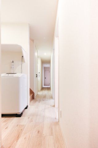 わんにゃんハウス国分寺のその他共用部分|白を基調にした廊下。清潔感ある共有部分にしたく、白を基調にした廊下としました。