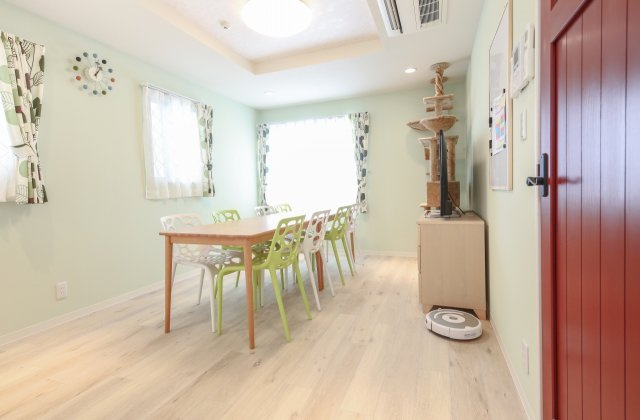 わんにゃんハウス国分寺の居間・リビング|大きなテレビ、ダイニングテーブルと、一人暮らしでは得られない贅沢な設備が備わっています。