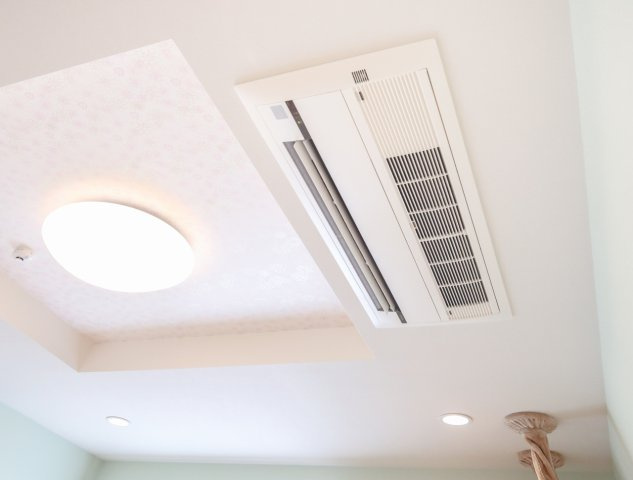 わんにゃんハウス国分寺の居間・リビング|大きなテレビ、ダイニングテーブルと、一人暮らしでは得られない贅沢な設備が備わっています。