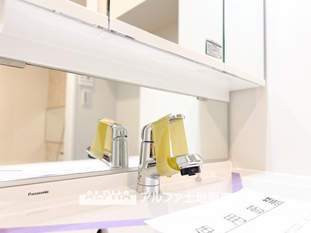 メゾンエクレーレ昭島の独立洗面台|【Vanit】◆洗面台◆身支度がしやすい洗面台は、収納力にも配慮した設計。朝の準備から帰宅後まで、家族みんなが使いやすい空間です。