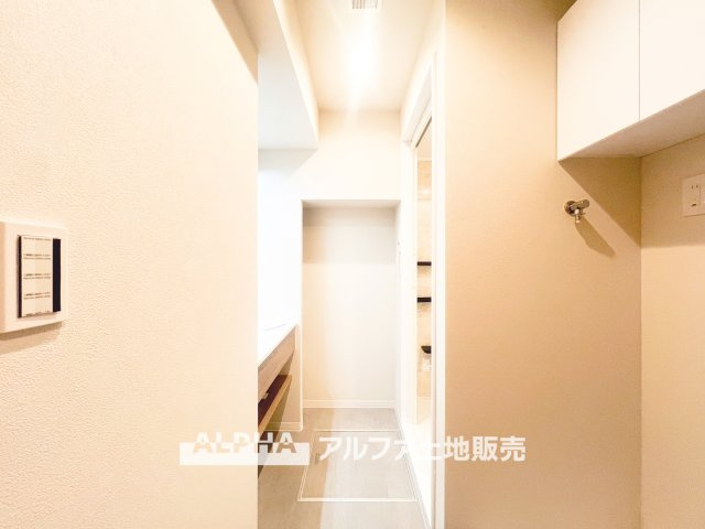 メゾンエクレーレ昭島のランドリースペース|【Laundry space】
◆ランドリースペース◆広々した空間で雨の日でも十分に洗濯物を乾かすことが出来ます。バスルームには浴室換気乾燥機も付いているので重宝しますね。